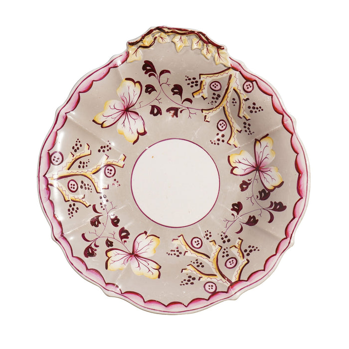 English biscuit shell dish with leaf and branch decoration (c. 1820)