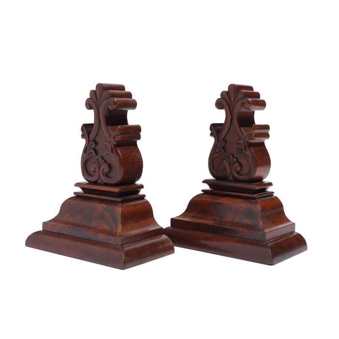 Pair of American Neoclassic mahogany wall brackets (c. 1830)