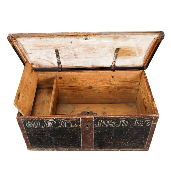 Painted Norwegian pine immigrant trunk with coffer top (1827)