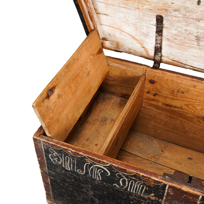 Painted Norwegian pine immigrant trunk with coffer top (1827)