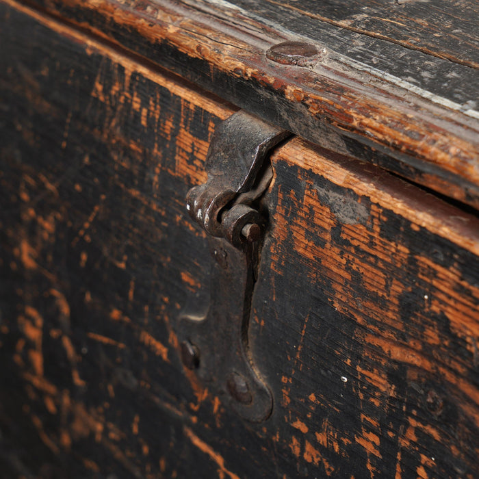 Painted Norwegian pine immigrant trunk with coffer top (1827)