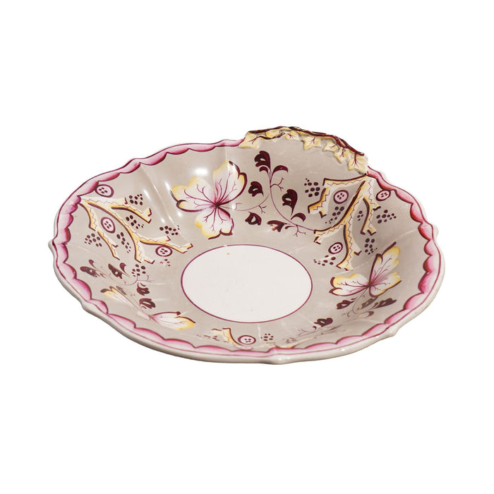 English biscuit shell dish with leaf and branch decoration (c. 1820)