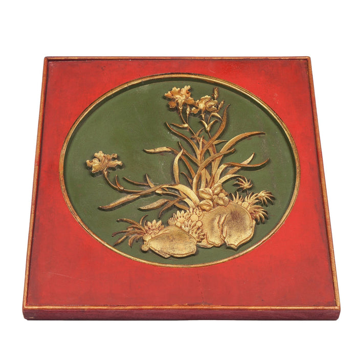Chinese wood panel with a shallow carved and gilt cartouche on a red lacquer ground (1800's)