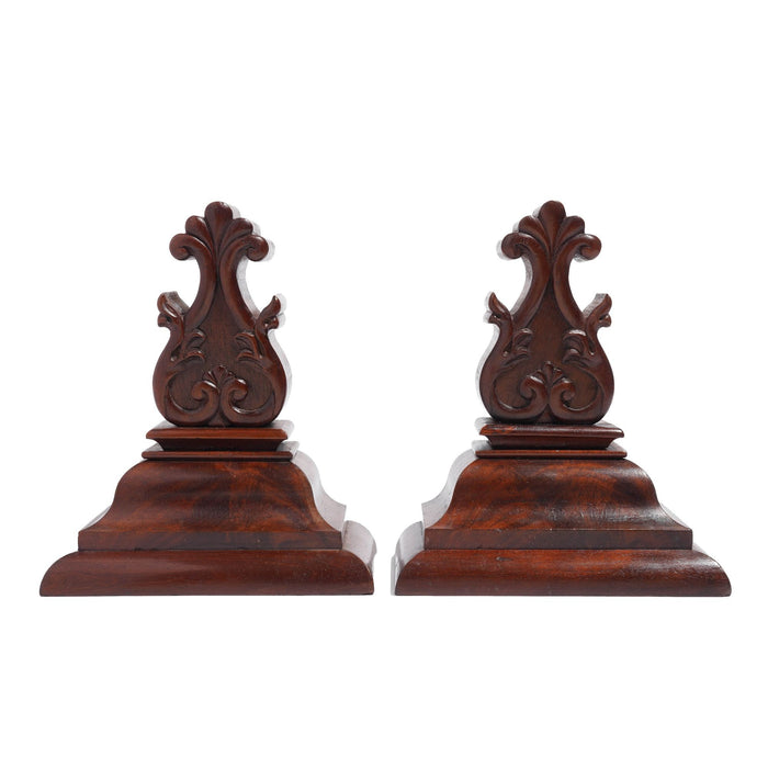 Pair of American Neoclassic mahogany wall brackets (c. 1830)