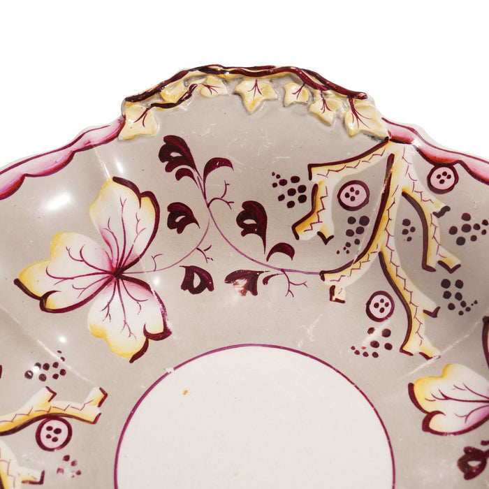 English biscuit shell dish with leaf and branch decoration (c. 1820)
