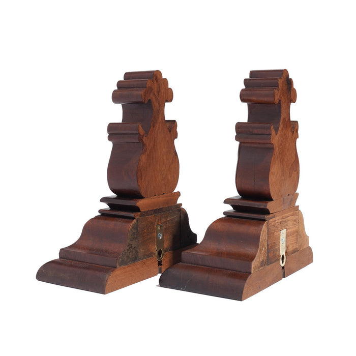 Pair of American Neoclassic mahogany wall brackets (c. 1830)