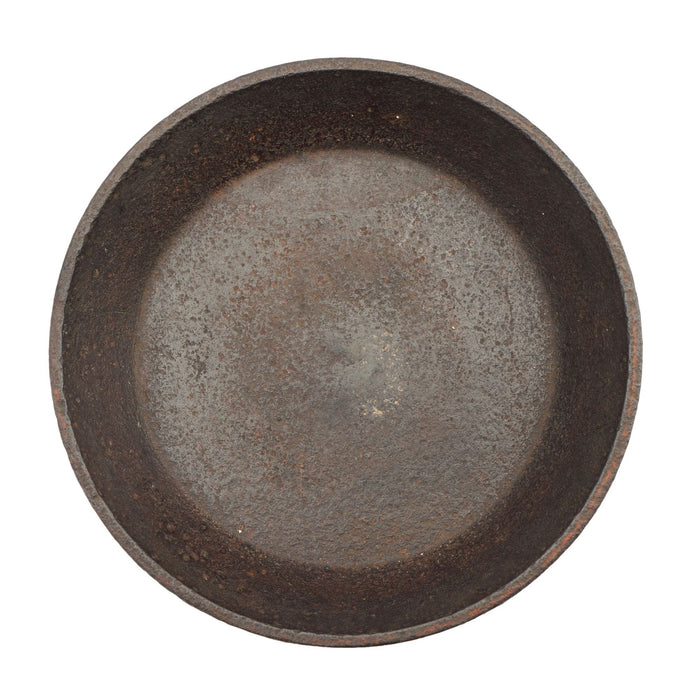 Deep cast iron dish attributed to Kenrick Iron Mongers (c. 1800)