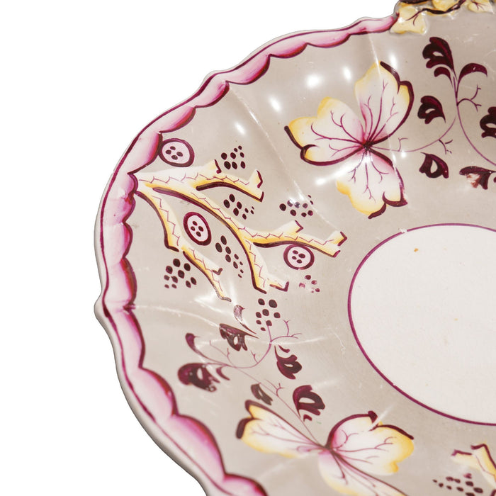 English biscuit shell dish with leaf and branch decoration (c. 1820)