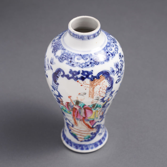 Chinese export baluster form garniture vase with figural scenes (c. 1780)