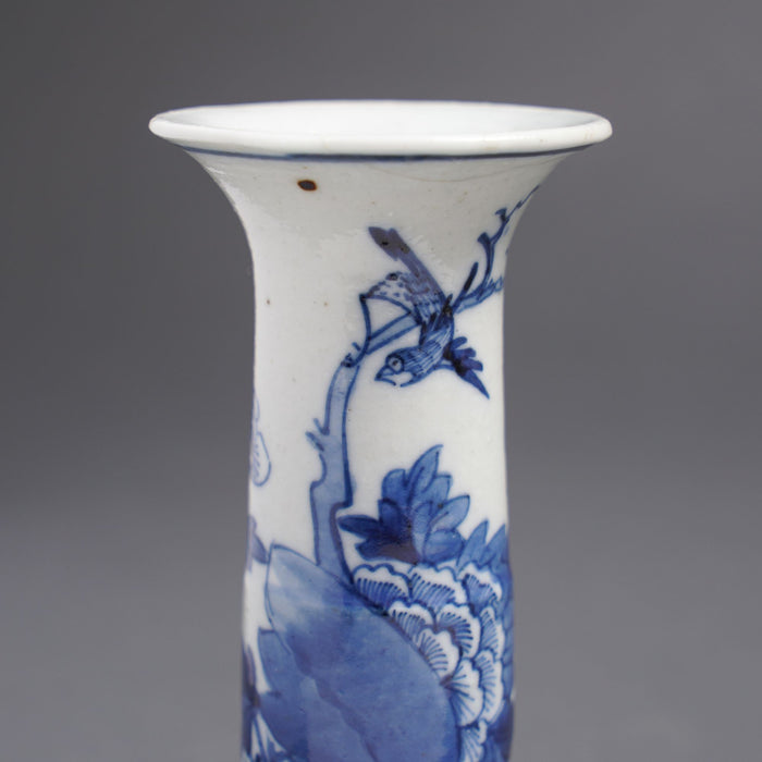 Chinese blue & white porcelain vase (c. 1680)