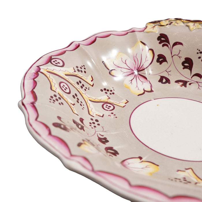 English biscuit shell dish with leaf and branch decoration (c. 1820)