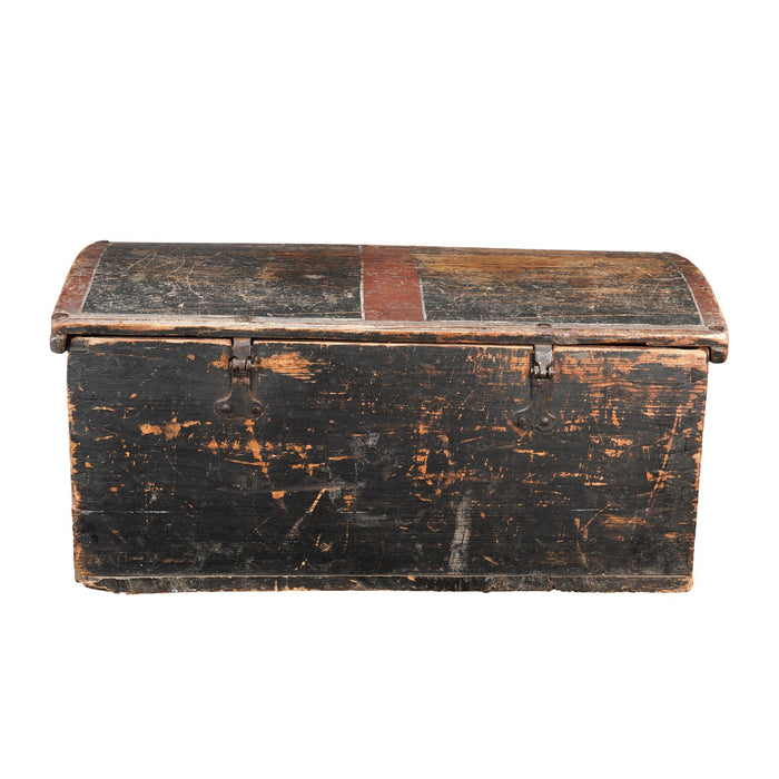 Painted Norwegian pine immigrant trunk with coffer top (1827)