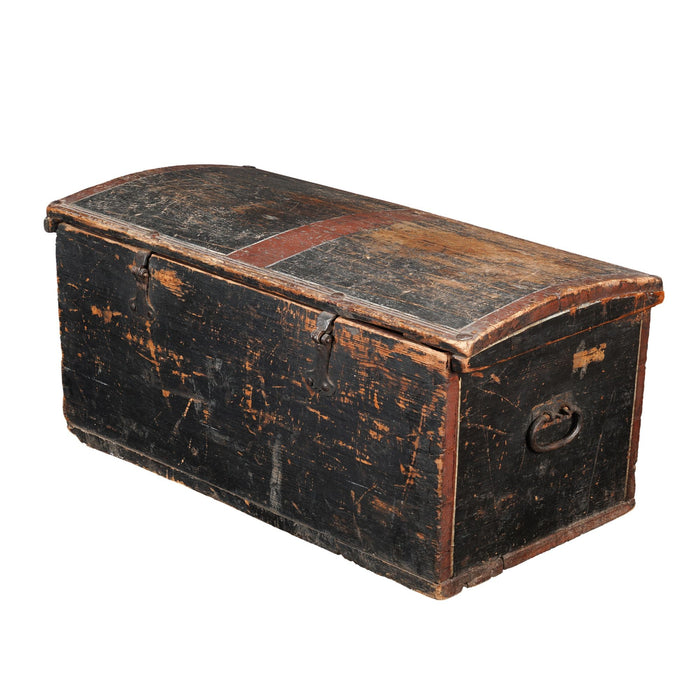 Painted Norwegian pine immigrant trunk with coffer top (1827)