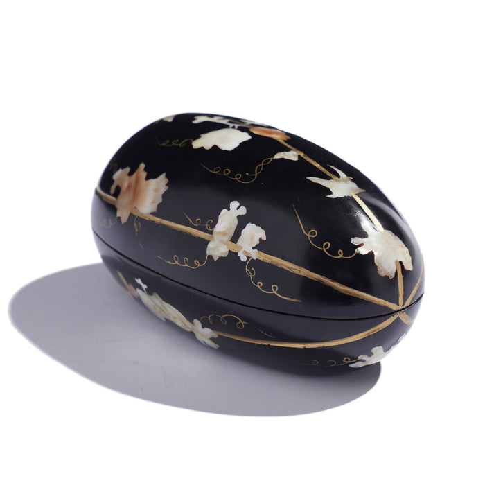Japanese hand carved melon form black lacquered box (1900's)
