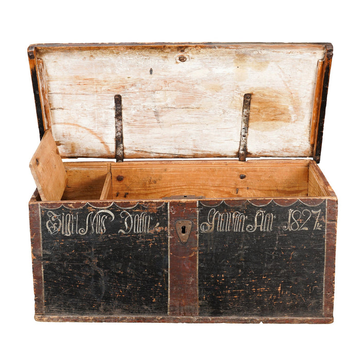 Painted Norwegian pine immigrant trunk with coffer top (1827)