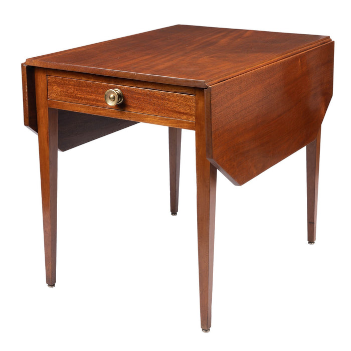 Massachusetts Hepplewhite drop leaf Pembroke table (1790-1810)