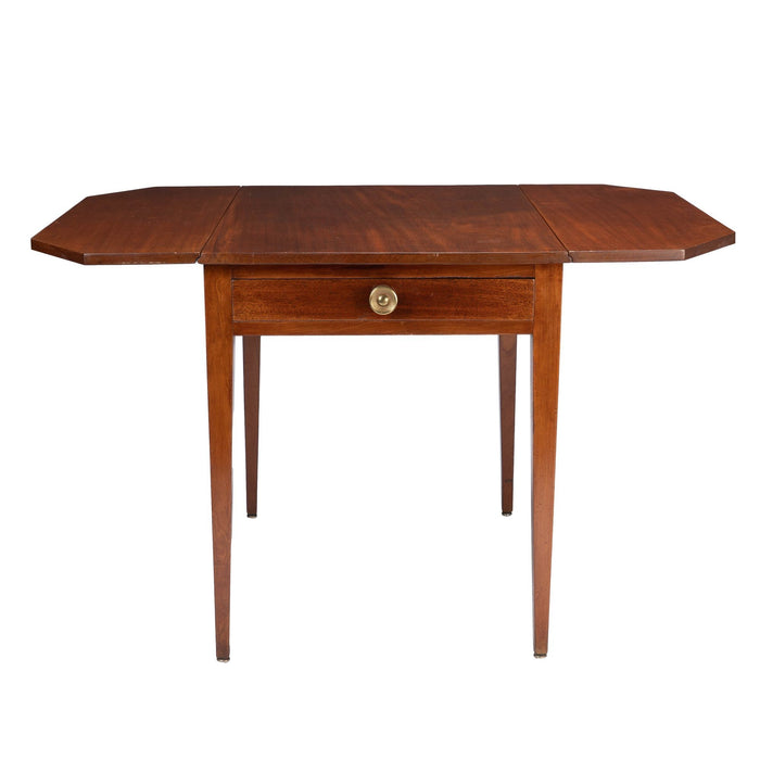 Massachusetts Hepplewhite drop leaf Pembroke table (1790-1810)