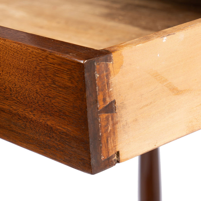 American walnut one drawer stand with stretcher shelf (1810-20)