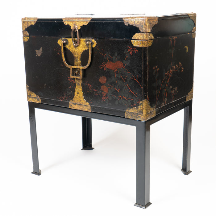 Japanese lacquered trunk on stand (1868-1912)
