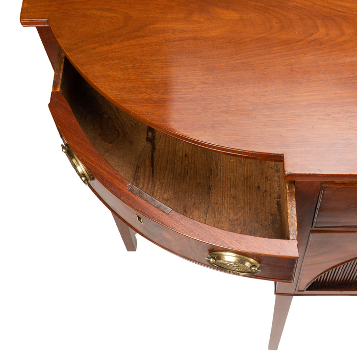 American Hepplewhite mahogany sideboard (1800-1810)
