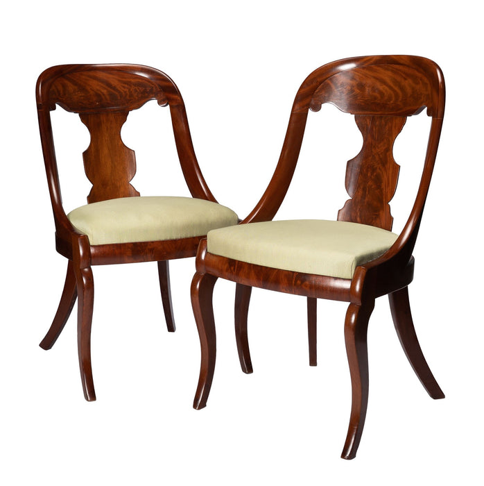 Pair of American mahogany gondola chairs (1815-35)