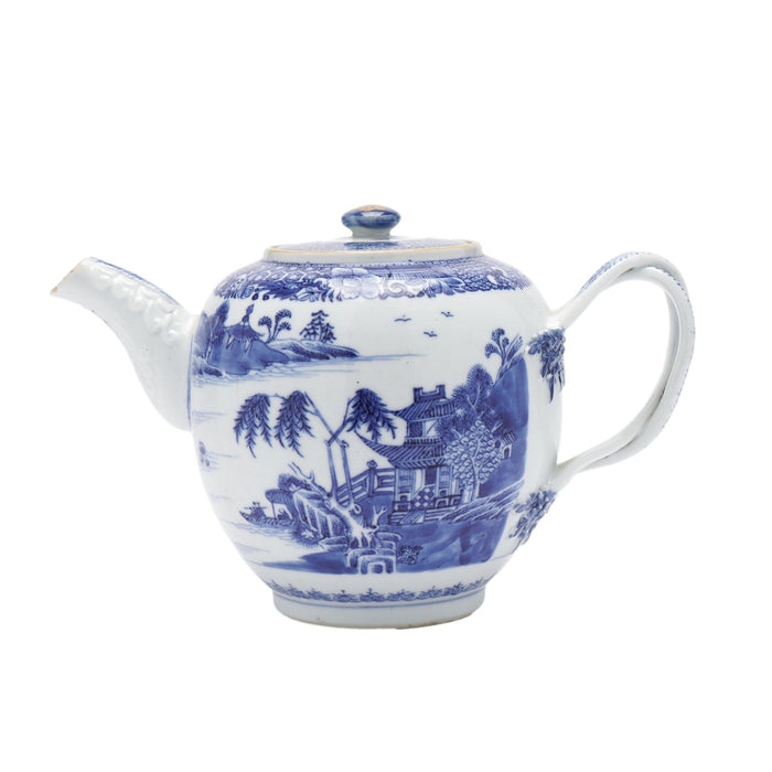 Chinese porcelain tea pot with lid & strap handle (c. 1760-80)