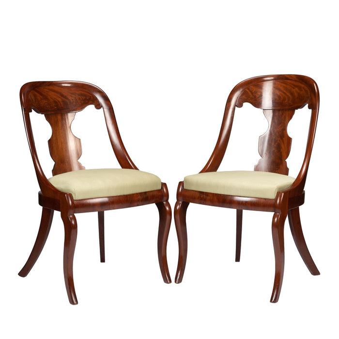 Pair of American mahogany gondola chairs (1815-35)
