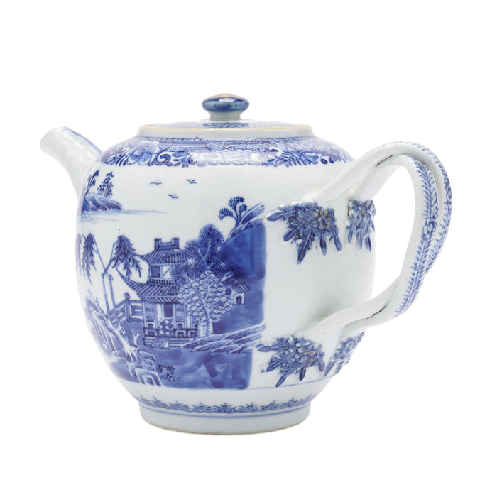 Chinese porcelain tea pot with lid & strap handle (c. 1760-80)