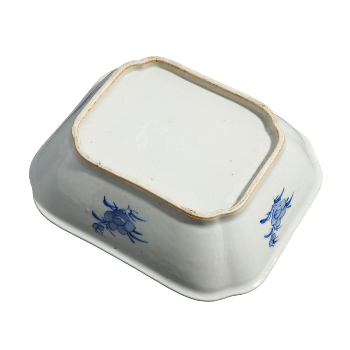 Chinese Canton covered porcelain entree dish (c. 1820-40)