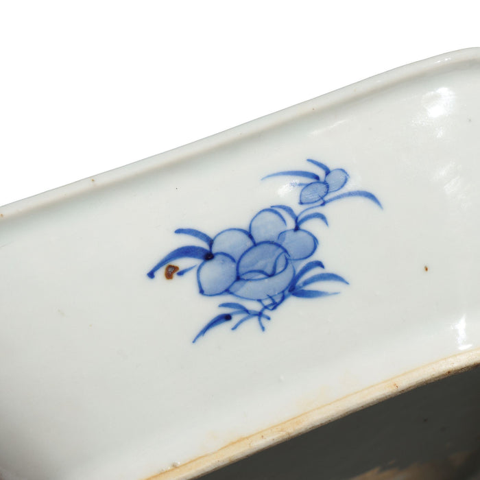 Chinese Canton covered porcelain entree dish (c. 1820-40)