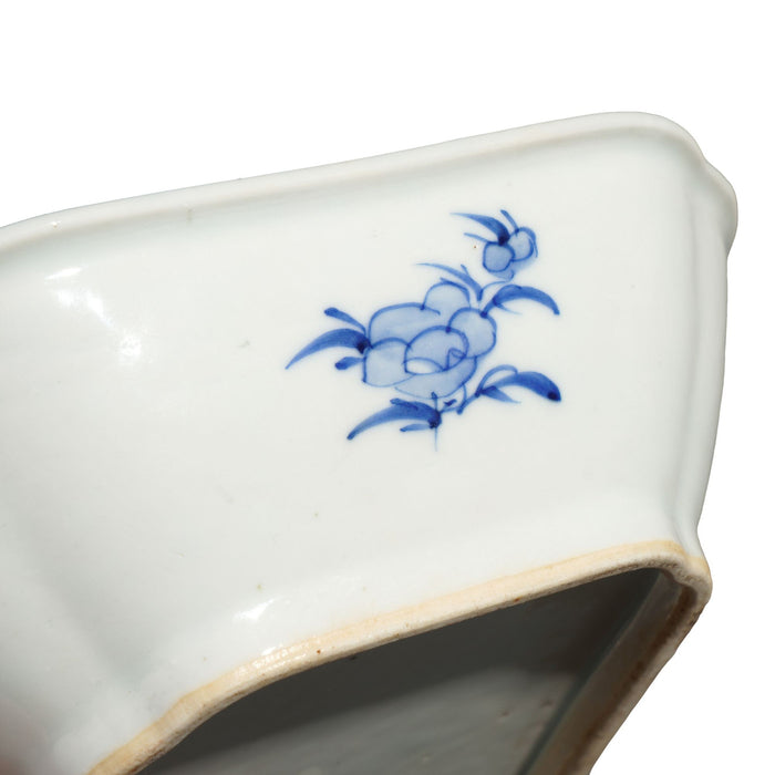 Chinese Canton covered porcelain entree dish (c. 1820-40)