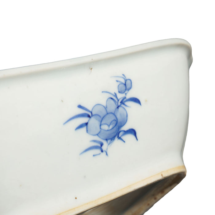 Chinese Canton covered porcelain entree dish (c. 1820-40)