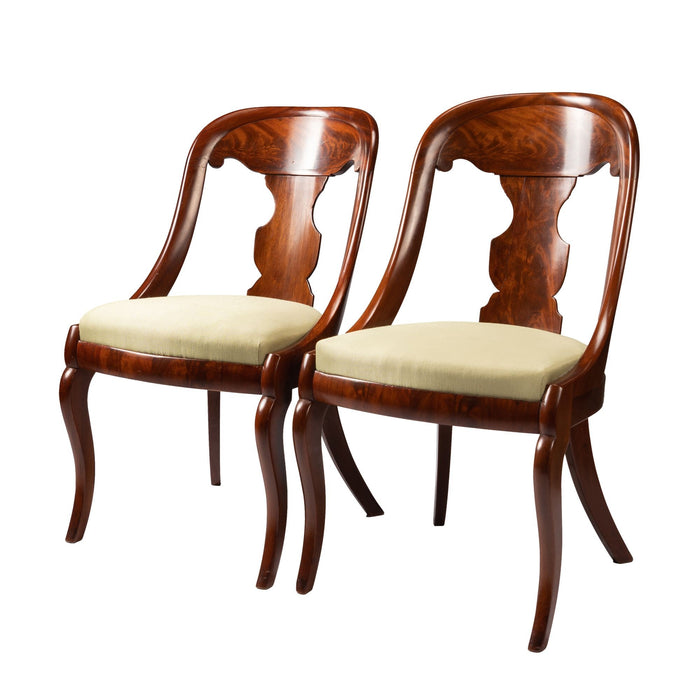 Pair of American mahogany gondola chairs (1815-35)