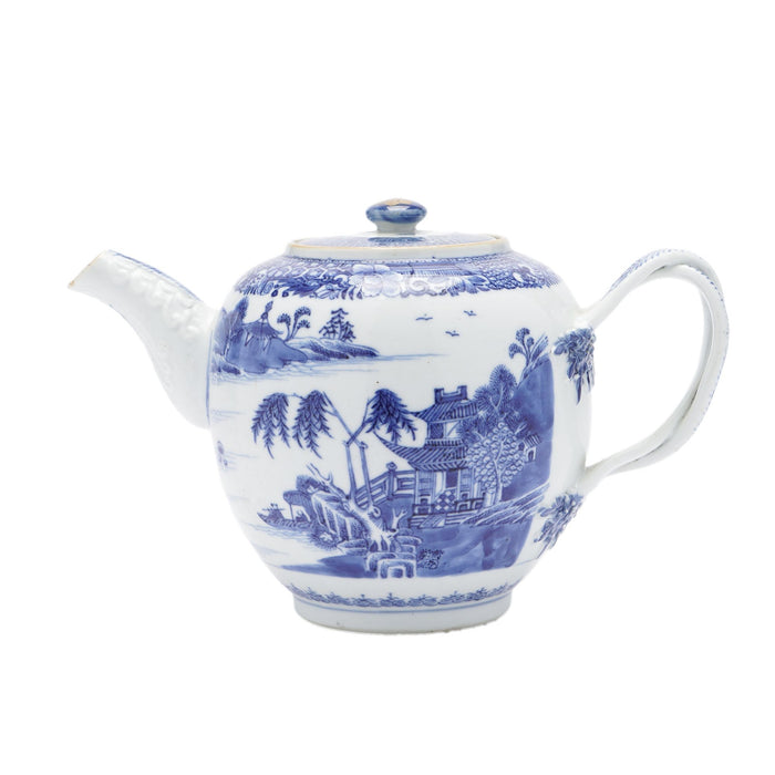 Chinese porcelain tea pot with lid & strap handle (c. 1760-80)