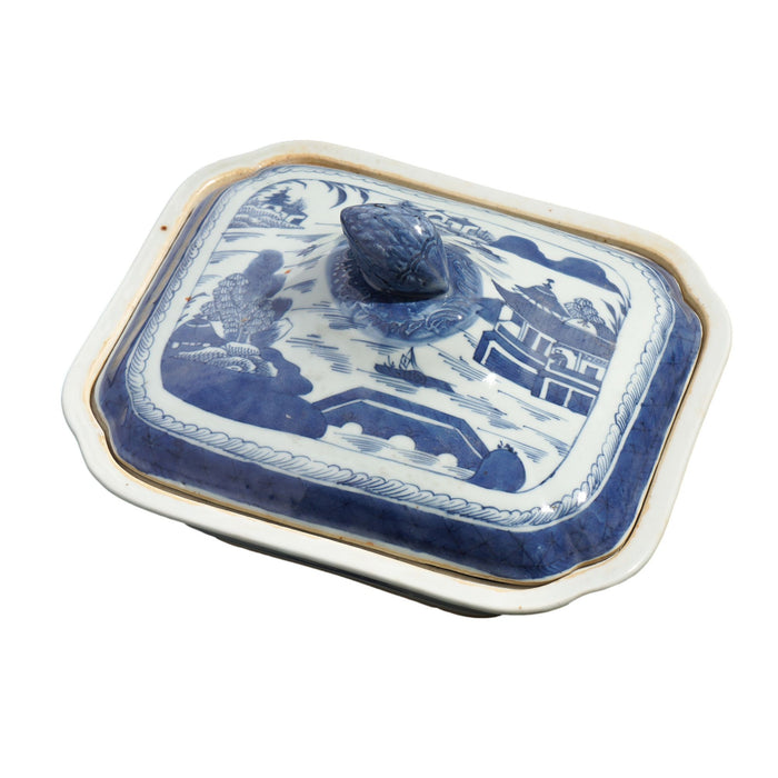 Chinese Canton covered porcelain entree dish (c. 1820-40)