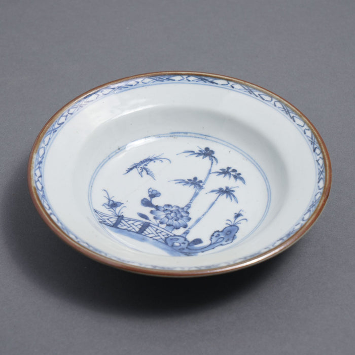 Chinese export porcelain shallow dish (c. 1800)