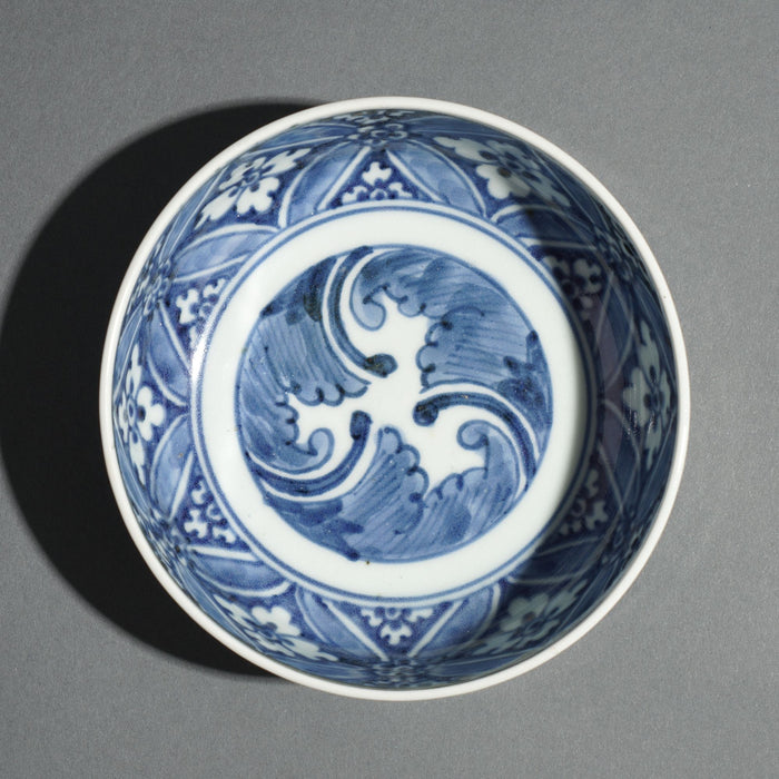 Japanese porcelain footed bowl with cobalt decoration (c. 1800's)