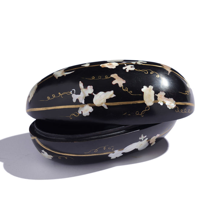 Japanese hand carved melon form black lacquered box (1900's)