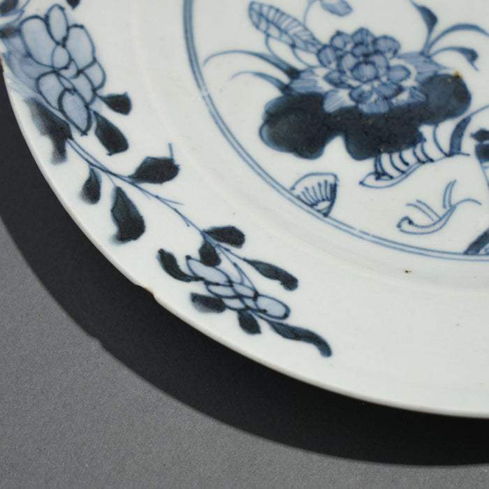 Chinese export porcelain plate decorated in cobalt blue underglaze (c. 1720-40)