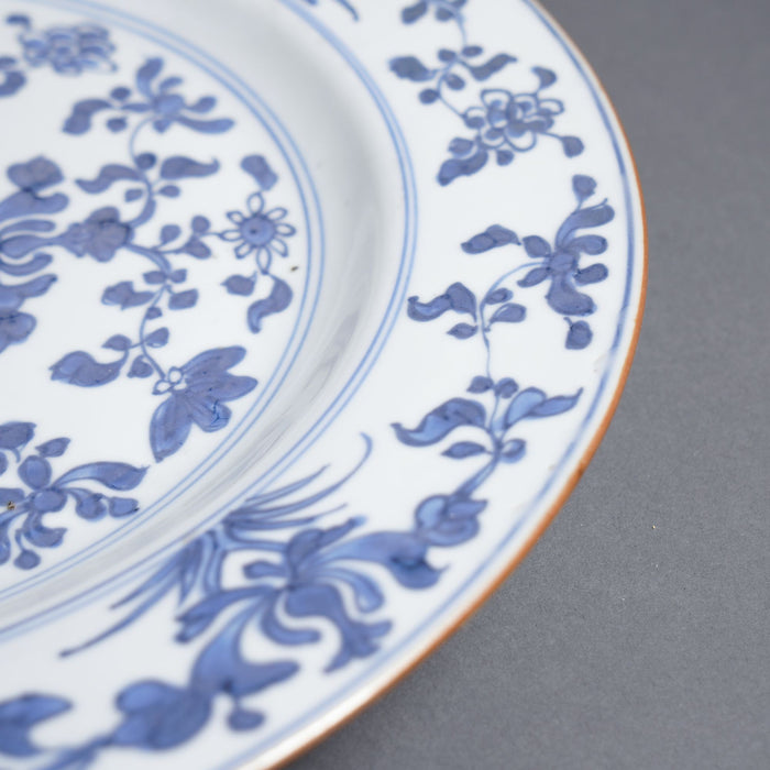 Chinese Porcelain Qianlong Charger (c. 1710-20)