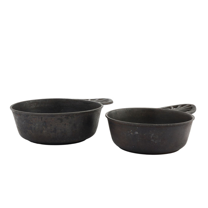 Two graduated cast iron porringers by Kenrick Iron Mongers (1790-1830)