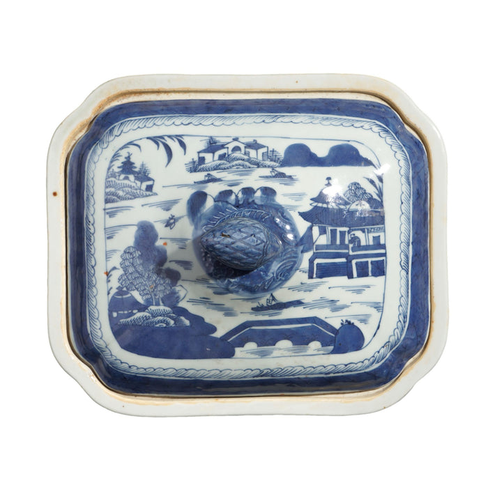 Chinese Canton covered porcelain entree dish (c. 1820-40)