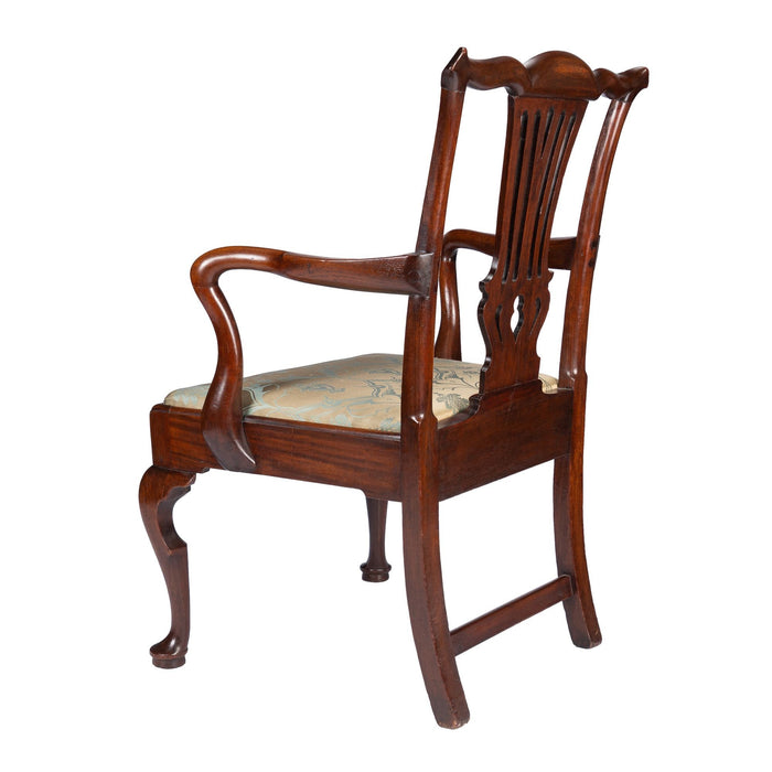 English George II walnut arm chair with upholstered slip seat (1740)