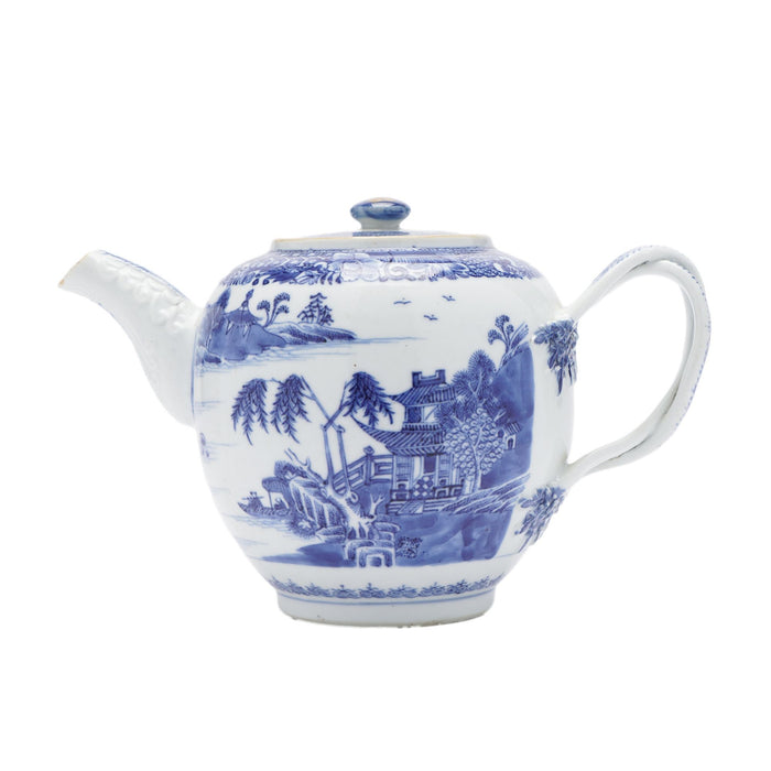 Chinese porcelain tea pot with lid & strap handle (c. 1760-80)