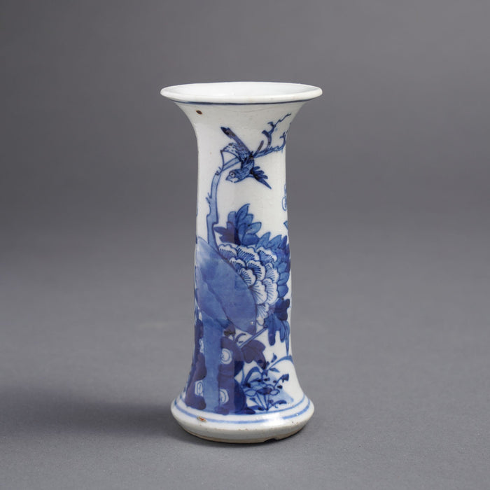 Chinese blue & white porcelain vase (c. 1680)