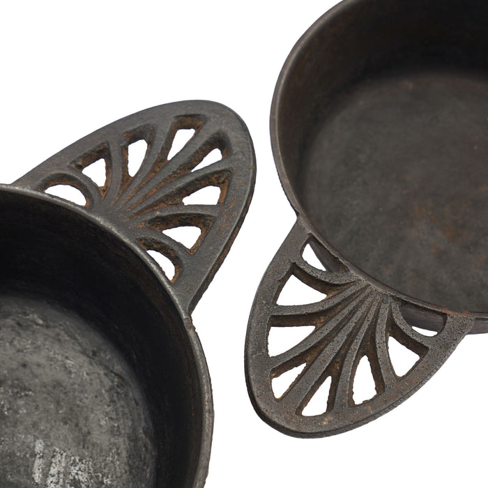 Two graduated cast iron porringers by Kenrick Iron Mongers (1790-1830)