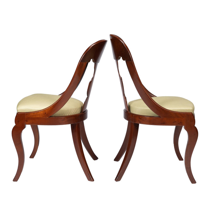 Pair of American mahogany gondola chairs (1815-35)