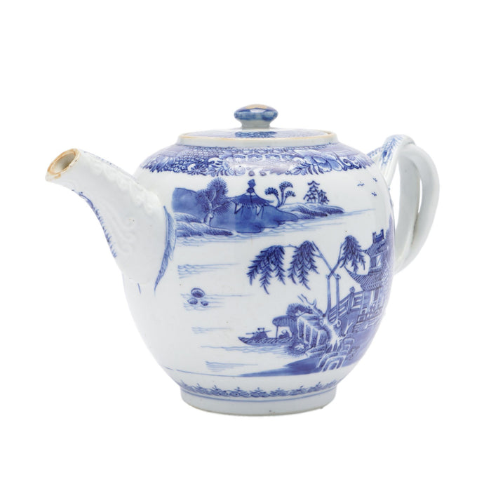 Chinese porcelain tea pot with lid & strap handle (c. 1760-80)