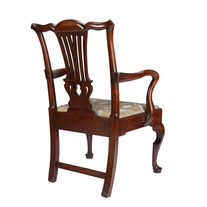 English George II walnut arm chair with upholstered slip seat (1740)