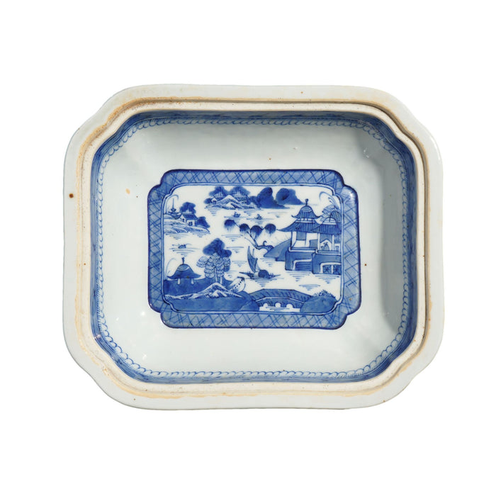 Chinese Canton covered porcelain entree dish (c. 1820-40)